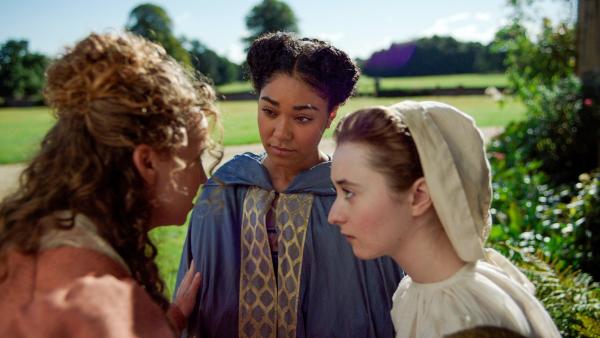 Bild 1 von 4: Die Tochter des Gefängniswärters Sarah (Emily Matsa, M.) will ihre Freundin Beth (Emma Tracey, r.), die Zofe von Maggie (Hattie Gotobed, l.), über die neusten Verhaftungen von Frauen, die als Hexen eingestuft wurden, informieren. Maggie hat die beiden dabei überrascht.© ZDF/Kind Of Productions Limited MMXXIII - Honorarfreie Verwendung gemäß AGB im redaktionellen Zusammenhang mit genannter Sendung bei Nennung \