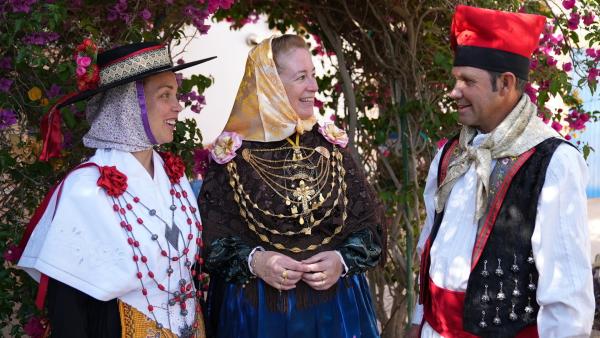 Bild 1 von 5: Tänzer der Gruppe Es Xacoters bereiten sich auf einen Ball vor.