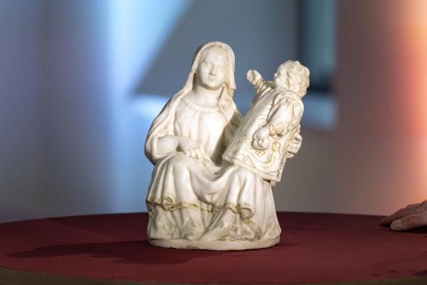 Bild 1 von 10: Die Marmorskulptur ist eine Nachbildung der Ettaler Madonna.