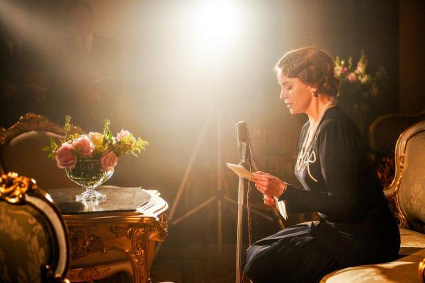 Bild 1 von 26: Im Bild: Kaum in den USA angekommen, steht die norwegische Kronprinzessin Märtha (Sofia Helin) der Presse Rede und Anwort.