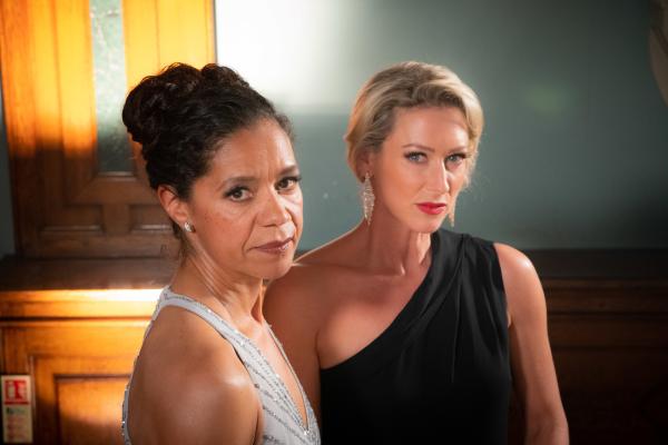 Bild 1 von 13: Bei der Tanzveranstaltung kommt es zu einem Disput zwischen der Gattin des Einzelhandels-Moguls Andrew Wilder, Lilly (Jaye Griffiths, l.), und der Journalistin Rosa Corrigan (Faye Tozer, r.). Diese wird am nächsten Morgen tot in ihrer Wohnung aufgefunden.