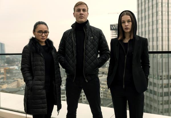 Bild 1 von 5: Das Trio Jana (Paula Beer, r.), Adam (Albrecht Schuch) und Thao (Mai Duong Kieu, l.) hat sich gefunden und schließt einen teuflischen Pakt. Das Duell geht in die nächste Runde.