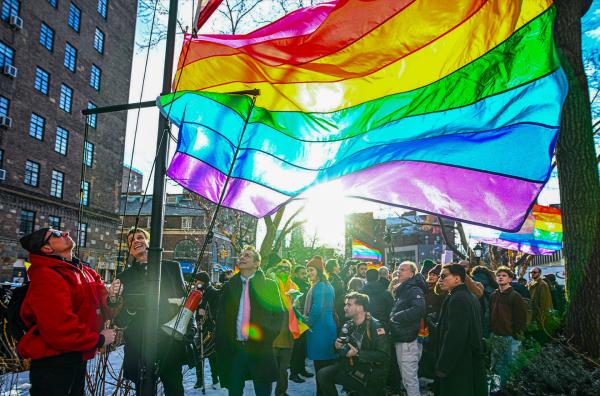 Bild 1 von 1: Im Herzen von New York hat sich eine Menschenmenge versammelt, um der erneuten Aufstellung einer LGBTIQ+*-Flagge beizuwohnen - wenige Tage nachdem die Flagge zunächst vom Nationalparkdienst entfernt worden war.