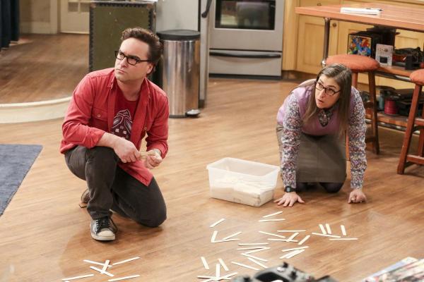 Bild 1 von 23: Nachdem Sheldon Amy (Mayim Bialik, r.) verscheucht hat, damit er in Ruhe nach einem neuen Projekt suchen kann, schließt sie sich für mehrere Experimente mit Leonard (Johnny Galecki, l.) zusammen. Doch das gefällt Sheldon auch ganz und gar nicht ...