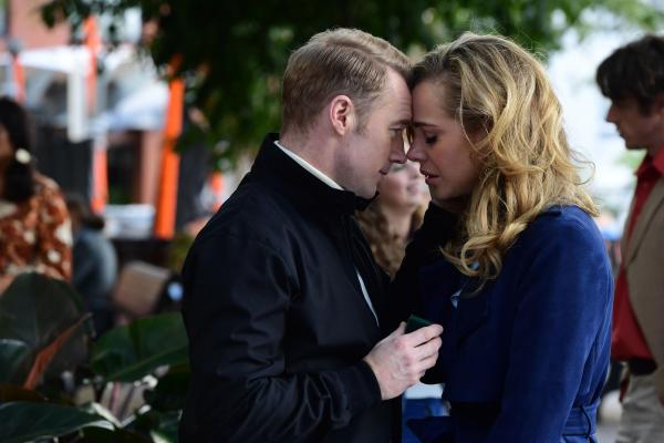 Bild 1 von 5: Joan Millar (Jessica Marais, l.); Lawrence Faber (Ronan Keating, r.)