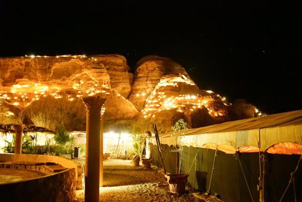 Bild 1 von 18: Im Bild: Das Sieben-Wunder-Beduinencamp in Petra.
