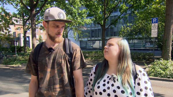 Bild 1 von 4: Für Jenny (23) ist heute ein großer Tag! Denn heute beginnt sie ihre Ausbildung zur Kinderpflegerin. Dafür geht es in die Berufsschule. An ihrer Seite: Freund Nico (29)