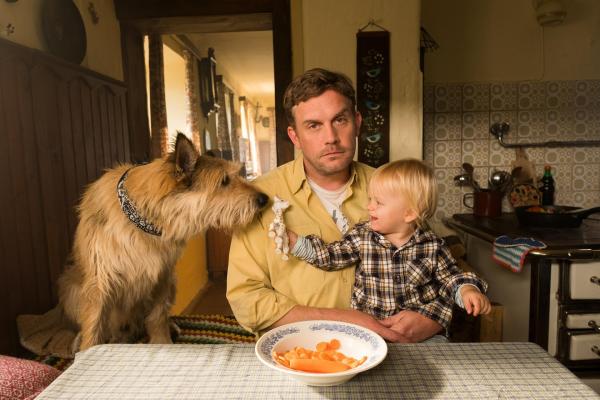 Bild 1 von 22: Im Bild: Sebastian Bezzel (Franz Eberhofer), Luis Sosnowski (Baby Paul).