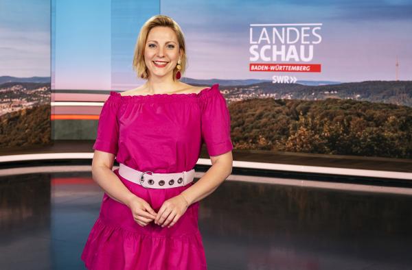 Bild 1 von 5: SWR-Moderatorin Jana Kübel