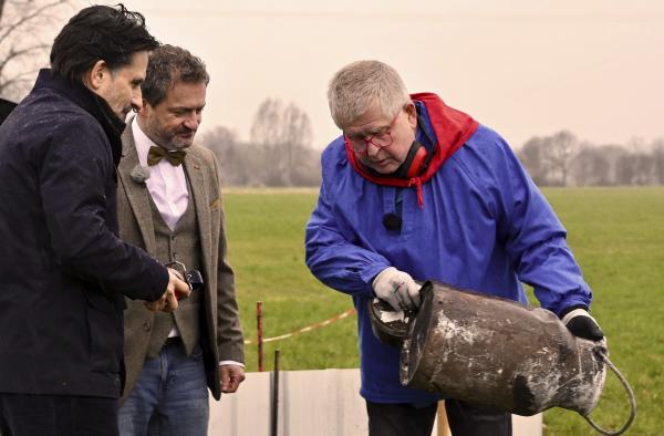 Bild 1 von 10: Norbert Pollmeyer zeigt Schauspieler Oliver Mommsen (links) die Kunst des Osterböllerns.