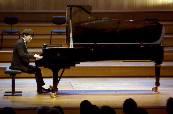 Bild 1 von 5: Seong-Jin Cho ist ein talentierter Pianist. 2015 gewann er den Internationalen Chopin-Wettbewerb.