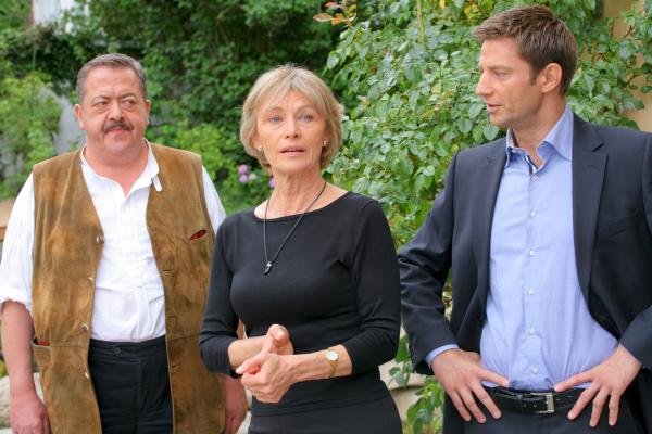 Bild 1 von 3: Die Rosenheim-Cops ermitteln: Korbinian Hofer (Joseph Hannesschläger, l.) und Sven Hansen (Igor Jeftic, r.) befragen Sabine Giese (Ilona Grübel, M.).