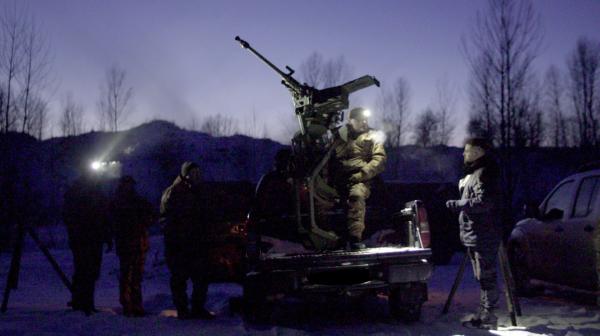 Bild 1 von 8: Das amerikanische Maschinengewehr ist auf einem ukrainischen Stativ montiert.