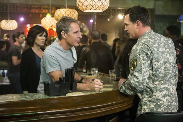 Bild 1 von 20: Pride (Scott Bakula, 2.v.l.), Brody (Zoe McLellan, l.) und der Rest des Teams sind nicht gerade begeistert, dass sie auf Wunsch von Prides Freund Samuel Nilsen (Nicholas Lea, r.) ihre Untersuchungen in einem Mordfall nicht öffentlich machen dürfen, da ein General beteiligt war ...