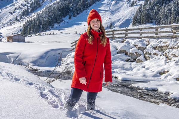 Bild 1 von 1: Conny Bürgler im Schnee während der Dreharbeiten zu ServusTVs \