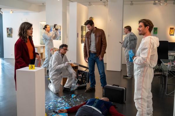 Bild 1 von 4: Wer hat den Galerieassistenten mit einer Glasskulptur erschlagen? Die Kriminalkommissare Lea Gomez (Jasmin Gassmann) und Jo Stoll (Peter Ketnath, 2.v.r.) sowie der Leiter der KTU Jan Arnaud (Mike Zaka Sommerfeldt, 2.v.l.) und der Rechtsmediziner Dr. Benedikt Förster (Florian Wünsche, r.) untersuchen den Tatort in der Kunstgalerie.
