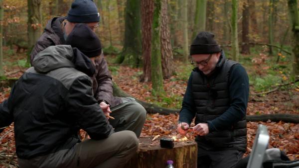 Bild 1 von 2: Bei Andreas Bagls Survival-Workshop lernen die Teilnehmer mit Feuerstahl selbst Feuer zu legen.