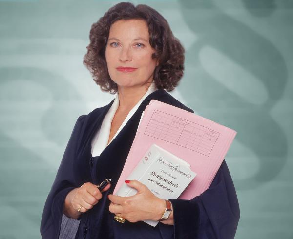 Bild 1 von 1: Richterin Dr. Ruth Herz führt die Verhandlungen objektiv, souverän und einfühlsam. Sie deckt die Geschichte hinter der Tat auf und versucht mit ihren Urteilen, Jugendlichen eine Chance zu geben.