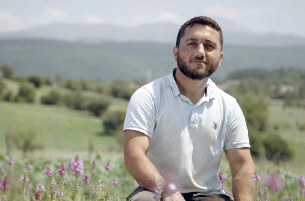 Bild 1 von 4: Ferdi Dogdu züchtet Orchideen und stellt aus ihnen das Heißgetränk Salep her.