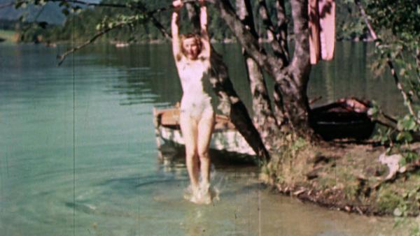 Bild 1 von 2: Eva Braun beim Baden.