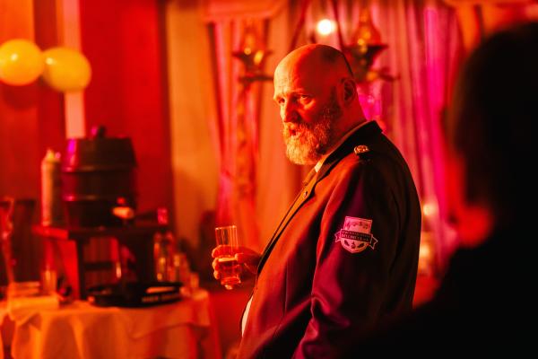 Bild 1 von 3: Im Wettbewerb um den Dirigentenposten einer Schützenkapelle hat der Tubist Lutz Brenner (Jochen Langner) das Nachsehen. Seitdem setzt er alles daran, die neue Dirigentin zu diskreditieren. Plötzlich wird sie ermordet im Wald aufgefunden. (Komparse im Bild)