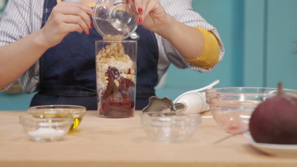 Bild 1 von 6: Erdnüsse und rote Beete werden für das Monsterpesto gebraucht.