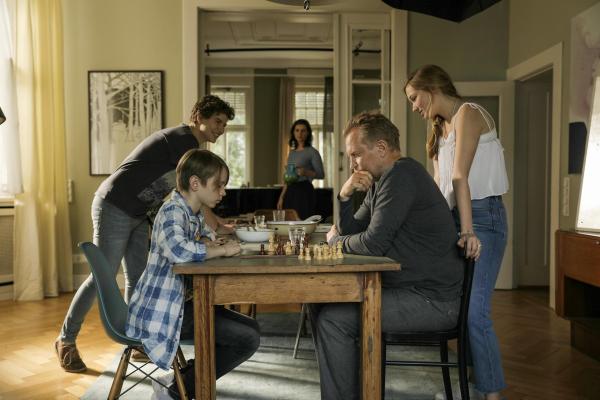 Bild 1 von 14: Im Bild: Yoran Leicher (Jonas), Luca Wagner (Casper), Nora Tschirner (Emma Rothner), Ulrich Thomsen (Bernhard), Katharina Gieron (Fiona).