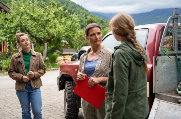 Bild 1 von 1: Sophia Strasser (Katharina Leonore Goebel l.) kehrt nach Klärung der Tat auf den Gemüsehof der Pflegefamilie zurück. Bringt ihre Nachricht die erhoffte Zukunft für Thea Stoll (Julia Urban M.) und ihre Pflegekinder Anna (Lilith Kampfmeyer r.) und Nico (Gareth McGregor n.i.B.)?