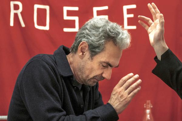 Bild 1 von 2: Als die Entführer einen Pfarrer zu ihm in die Zelle lassen, bestätigt sich für Aldo Moro (Fabrizio Gifuni) sein Verdacht, dass er nicht mehr lange leben wird. Ein letztes Mal beichtet er seine düsteren Gedanken und bleibt seinem Glauben treu.