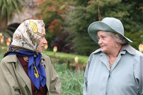 Bild 1 von 8: Die Queen (Helen Mirren, l.); Queen Mum (Sylvia Syms, r.)