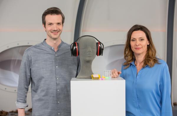 Bild 1 von 1: Anja Reschke und Adrian Pflug beschäftigen sich mit unserem Gehör und wie eine kleine Pille unsere Ohren zukünftig vor Lärm schützen und Hörschäden erfolgreich abwehren könnte - in \