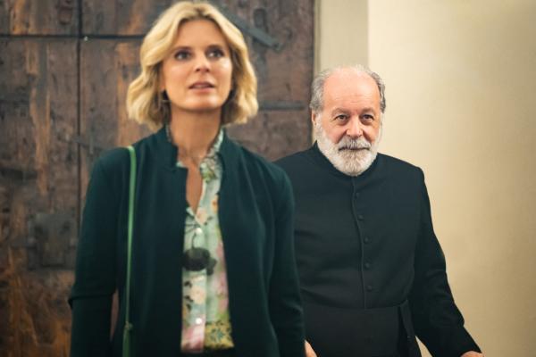 Bild 1 von 8: Sylvia (Emilia Fox) besucht Padre Giuliano (Mauro Marino) in der Kirche San Sebastiano.