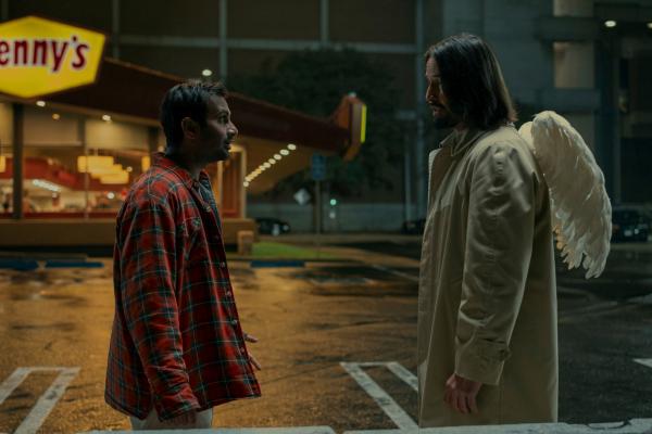 Bild 1 von 6: Aziz Ansari as Arj and Keanu Reeves as Gabriel in Good Fortune. Photo Credit: Eddy Chen