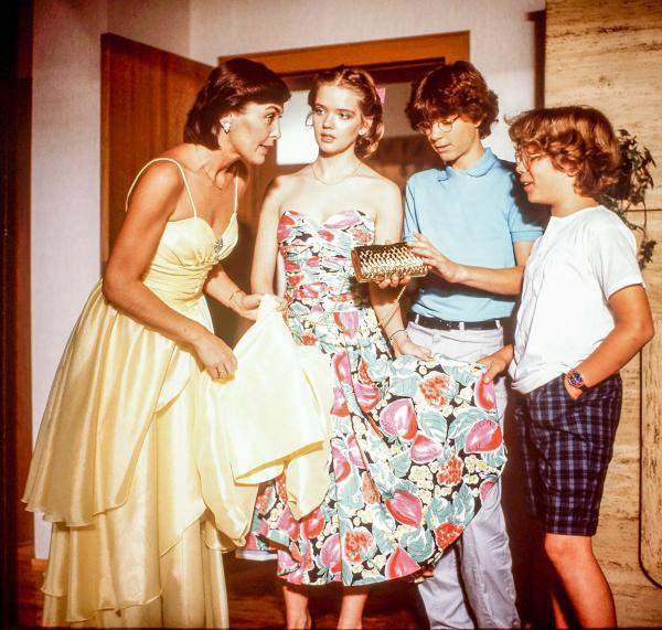 Bild 1 von 5: Im Bild: Thekla Carola Wied (Angi), Julia Biedermann (Tanja), Timmo Niesner (Markus), Tarek Helmy (Tom).