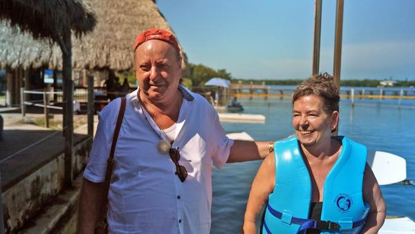 Bild 1 von 5: Angelika und Peter aus Thüringen reisen nach Key West. Hypnotiseur Peter möchte seiner Angelika einmal die USA zeigen. Und Peter hat etwas Besonderes geplant: Angelika darf mit Delfinen schwimmen. Angelika ist seit einem Unfall halbseitig gelähmt - traut sie sich mit den Tieren endlich ins Wasser?