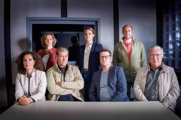 Bild 1 von 20: Im Bild (v.li.): Proschat Madani (Dr. Hilke Zobel), Anjorka Strechel (Tomke Jenssen), Sven Martinek (Finn Kiesewetter), Julia E. Lenska (Nina Weiss), Ingo Naujoks (Lars Englen), Christoph Tomanek (Dr. Henning Strahl), Veit Stübner (Heinz Schroeter).