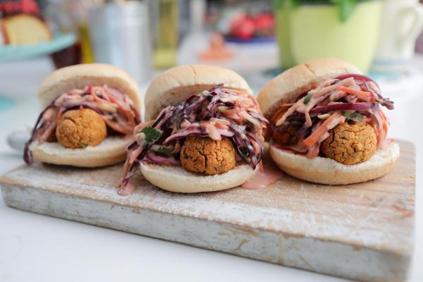 Bild 1 von 15: Im Bild: Nadiyas familienfreundliche Falafel-Burger.