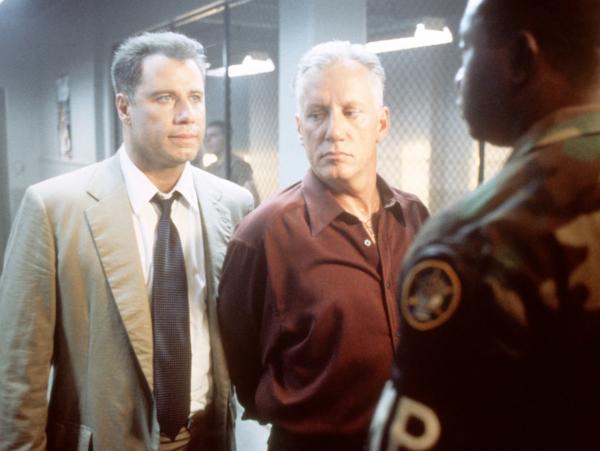 Bild 1 von 3: Paul Brenner (John Travolta, l.) verhaftet Colonel Moore (James Woods, r.) wegen Mordverdacht.