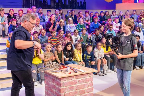Bild 1 von 18: Im Bild: Elton und das Produktionsteam von \