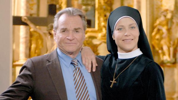 Bild 1 von 2: Im Bild: Fritz Wepper (Wolfgang Wöller), Janina Hartwig (Hanna Jakobi).