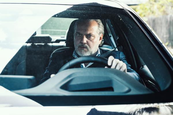 Bild 1 von 9: Bei einem illegalen Autorennen stirbt ein junger Mann, als sein Reifen bei Höchstgeschwindigkeit platzt und sich der Wagen überschlägt. Hauptkommissar Voss (Jan-Gregor Kremp) ermittelt im Raser-Milieu.