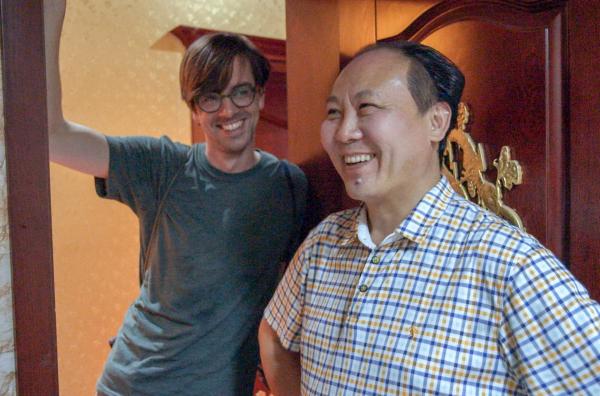 Bild 1 von 3: Auf seiner Reise entlang des chinesischen Flusses Yangtse wundert sich der niederländische Fotograf Ruben Terlou (li.) darüber, dass Mao noch immer allgegenwärtig ist. Hier trifft er einen Mann, der als Mao-Doppelgänger sein Geld verdient.