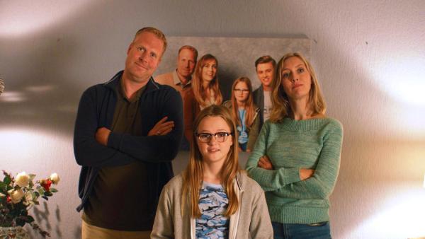 Bild 1 von 8: Jan (Ferdi Stoffmeel), Floor (Bobbie Mulder) und Irma (Elisa Beuger) sehen Kees zu, als er einen von Jan´s alten Anzügen anprobiert.