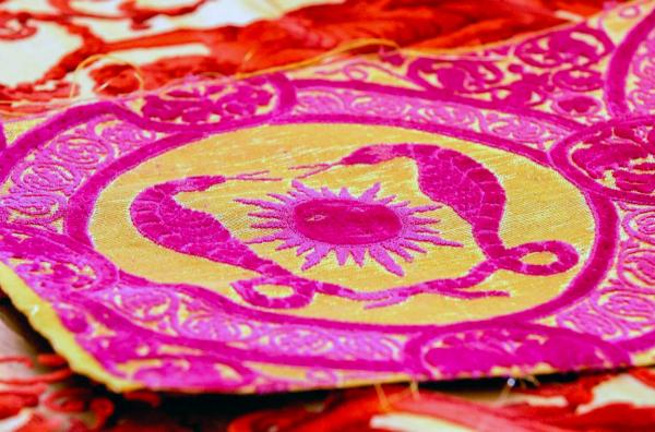 Bild 1 von 2: Der Samt von Venedig trägt seinen Namen nicht umsonst: Seine Lichtreflexe und leuchtenden Farben erinnern an die zahlreichen Kanäle der Stadt.