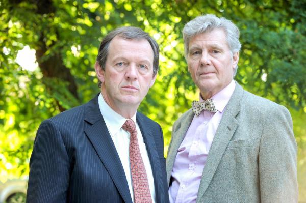 Bild 1 von 18: Im Bild (v.li.): Kevin Whately (Robert Lewis), James Fox (Professor Norman Deering).