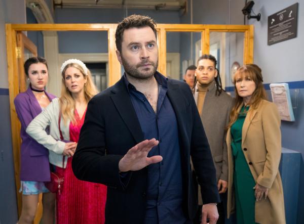 Bild 1 von 7: Lola (Rose O'Neill, l.), Orla Wild (Amy Huberman, 2.v.l.), Charlie Wild (Kevin J. Ryan, M.) , Fergus (Rohan Nedd, 2.v.r.) und Harry (Jane Seymour, r.) sind schockiert: Ein Mann mit einem Bombengürtel droht, alles in die Luft zu sprengen.