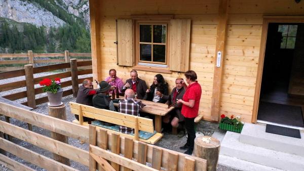 Bild 1 von 12: Im Bild: Gemütliches Beisammensein Wieseralm.