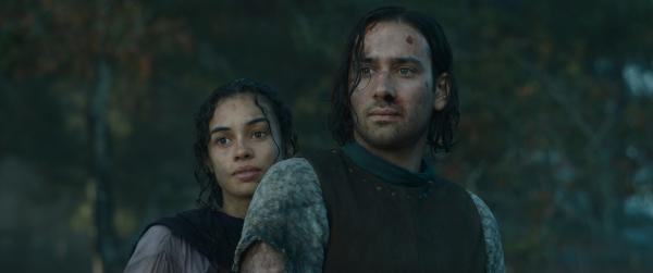 Bild 1 von 4: Der totgeglaubte Isildur (Maxim Baldry, r.) ist aus der Gefangenschaft entkommen. Auf dem Weg nach Pelargir lernt er Estrid (Nia Towle, l.) kennen.