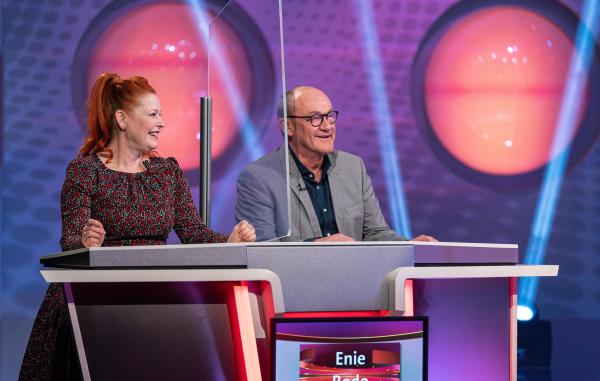 Bild 1 von 2: Entertainerin Enie van de Meiklokjes und Comedien Bodo Bach stellen sich als Rateteam den Fragen von Gastgeber Florian Weber im Wissensquiz \