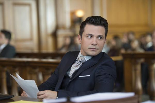 Bild 1 von 21: Jetzt wird sich zeigen, ob Bull und sein Anwalt Benny (Freddy Rodriguez) tatsächlich die richtige Strategie verfolgen und es schaffen, Pilotin Mathisons Unschuld zu beweisen ...
